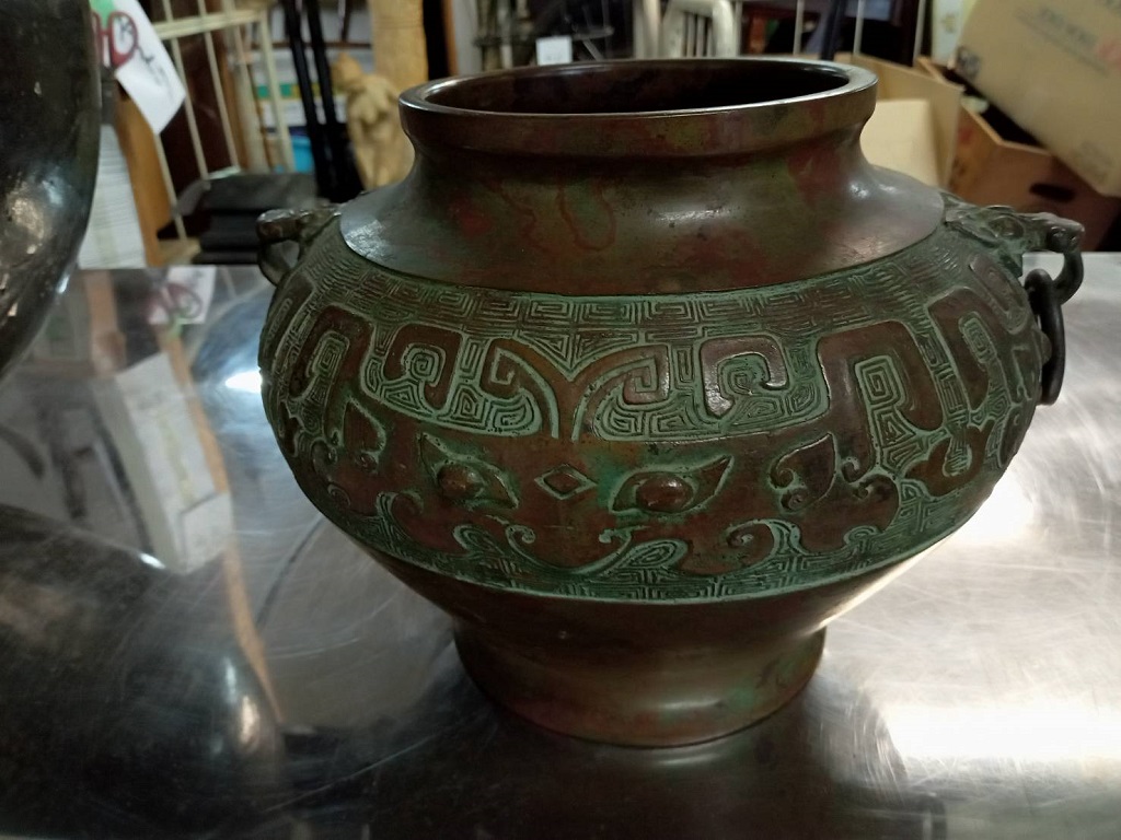 中国の青銅製の飾り壺