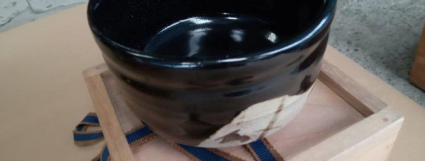 黒織部の茶碗