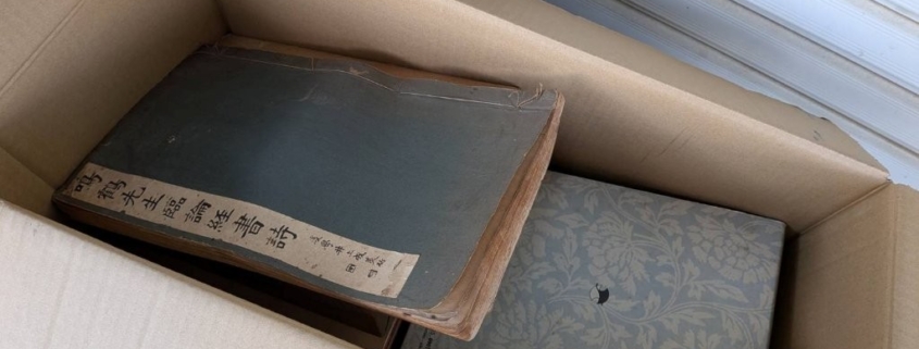 神奈川県横浜市瀬谷区の空き家となったご実家で見つかった和綴じ古書と装丁本。片付け中の段ボール箱に丁寧に保管されていた骨董書籍。