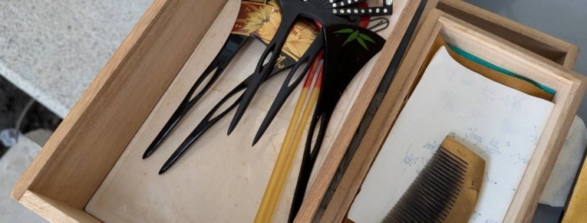 木箱に収められた蒔絵入りの簪と櫛。実家の空き家整理で発見された和装小物の骨董品。