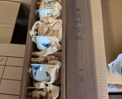 木箱入りで保存されている明治時代の染付煎茶碗｜藍色の文様が美しい骨董品の茶器セット
