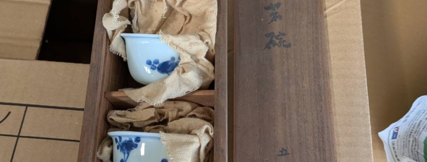 木箱入りで保存されている明治時代の染付煎茶碗｜藍色の文様が美しい骨董品の茶器セット