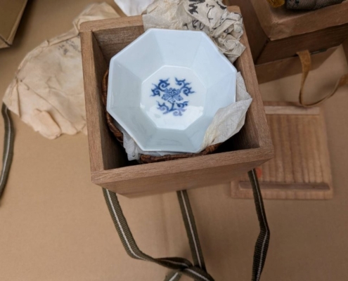 三浦竹泉の八角形小皿と桐箱。京焼・清水焼の染付が美しい茶道具。