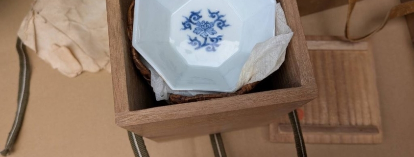 三浦竹泉の八角形小皿と桐箱。京焼・清水焼の染付が美しい茶道具。