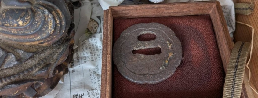 神奈川県相模原市中央区の実家片付けで見つかった金象嵌入り刀鍔。木箱に収められた日本刀装具の骨董品。
