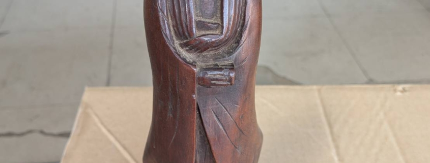 明治時代に制作された木彫観音像。素朴な木肌の質感と穏やかな表情が特徴的な仏教美術品