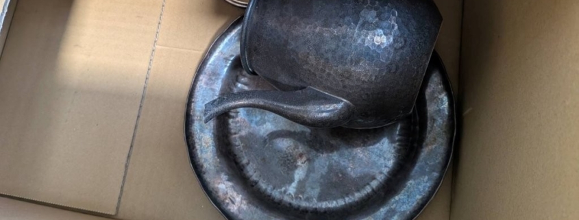 神奈川県横浜市緑区の実家売却に伴う空き家片付けで見つかったアンティーク銀食器。槌目模様が美しく浮かぶ大ぶりの器と受け皿が並ぶ姿。