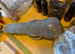 神奈川県高座郡寒川町の空き家片付けで見つかった古いヴァイオリンケース。 布張りが経年劣化した戦前製と思われるケースが畳の上に置かれ、 当時の音楽文化と時代の風合いを感じさせる情景。