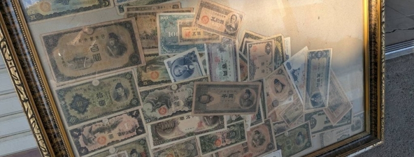 神奈川県相模原市南区で発見された明治・大正・昭和時代の古紙幣コレクション額。日本銀行券や軍票など、歴史を感じる旧紙幣が額装され「なつかしの紙幣」として展示されている様子。