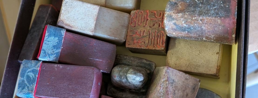 神奈川県川崎市幸区の実家建て替えに伴う片付け中に見つかった、中国印材（篆刻用石材）一式。未刻字の印材から使用済みの刻字印まで、大小さまざまな書道・篆刻用印材が箱にまとめて保管されている様子。