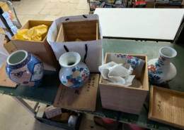 神奈川県藤沢市葛原の実家売却に伴う片付け中に見つかった、有田焼の名工・十四代 辻常陸による色絵壺。共箱付きで複数点が揃い、鑑定前に並べられた美術工芸品の様子。