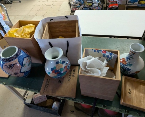 神奈川県藤沢市葛原の実家売却に伴う片付け中に見つかった、有田焼の名工・十四代 辻常陸による色絵壺。共箱付きで複数点が揃い、鑑定前に並べられた美術工芸品の様子。