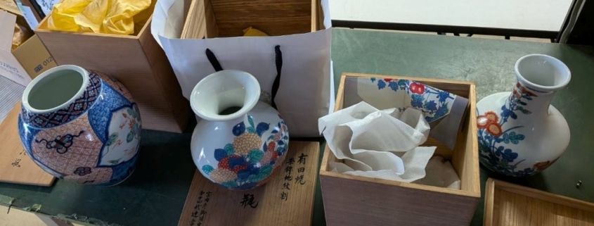 神奈川県藤沢市葛原の実家売却に伴う片付け中に見つかった、有田焼の名工・十四代 辻常陸による色絵壺。共箱付きで複数点が揃い、鑑定前に並べられた美術工芸品の様子。