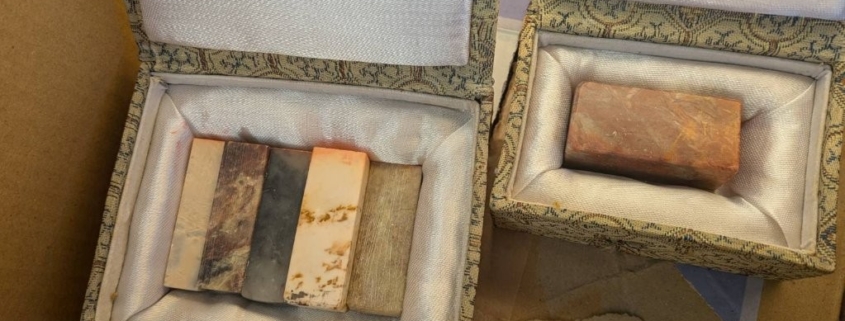 実家の片付け中に見つかった、箱に収められた中国の篆刻用印材(中国印材)。色味や石質の異なる印材が複数本揃った状態。