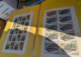 実家売却に伴う片付けの際に見つかった、昭和後期から平成にかけての記念切手シートが切手帳にまとめて保管されている様子。