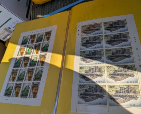 実家売却に伴う片付けの際に見つかった、昭和後期から平成にかけての記念切手シートが切手帳にまとめて保管されている様子。