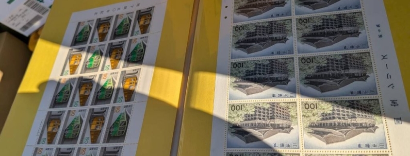 実家売却に伴う片付けの際に見つかった、昭和後期から平成にかけての記念切手シートが切手帳にまとめて保管されている様子。