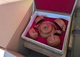 神奈川県川崎市中原区の実家解体に伴う片付け中に見つかった、中国工夫茶用の朱泥煎茶道具一式を、箱を開けて全体構成が分かる状態で撮影した写真。