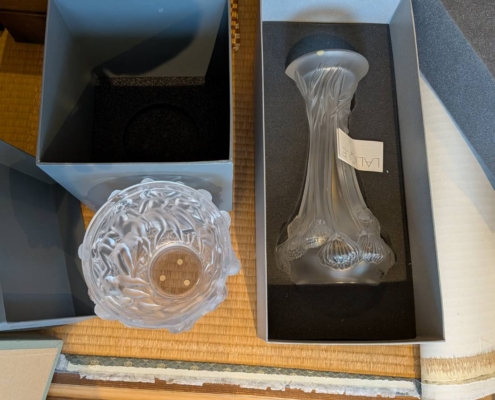 神奈川県藤沢市打戻の実家売却に伴う片付け作業中に見つかった、ラリック（LALIQUE）社製のガラス花瓶（硝子器）を台座とともに撮影した査定前の様子