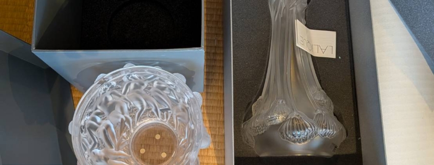 神奈川県藤沢市打戻の実家売却に伴う片付け作業中に見つかった、ラリック（LALIQUE）社製のガラス花瓶（硝子器）を台座とともに撮影した査定前の様子