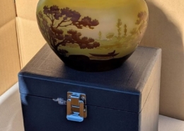 神奈川県足柄下郡湯河原町の実家整理中に見つかった、ガレ（エミール・ガレ）様式の被せガラス花器（硝子器）を、化粧箱の上に載せて撮影した全体外観。樹木文様が施されたアール・ヌーヴォー調のガラス作品。