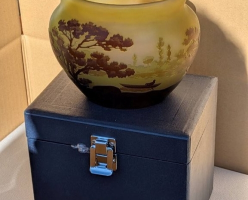 神奈川県足柄下郡湯河原町の実家整理中に見つかった、ガレ（エミール・ガレ）様式の被せガラス花器（硝子器）を、化粧箱の上に載せて撮影した全体外観。樹木文様が施されたアール・ヌーヴォー調のガラス作品。