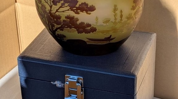 神奈川県足柄下郡湯河原町の実家整理中に見つかった、ガレ（エミール・ガレ）様式の被せガラス花器（硝子器）を、化粧箱の上に載せて撮影した全体外観。樹木文様が施されたアール・ヌーヴォー調のガラス作品。