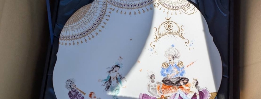 神奈川県高座郡寒川町の実家解体工事に伴う遺品整理中に見つかった、専用ケースに収められたマイセン（Meissen）製の人物絵付け・金彩装飾の飾り皿を上から撮影した様子。