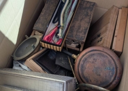 大型段ボールにまとめて保管された茶道具・銅器・木箱入り古道具の一式