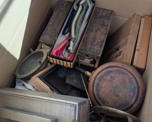 大型段ボールにまとめて保管された茶道具・銅器・木箱入り古道具の一式