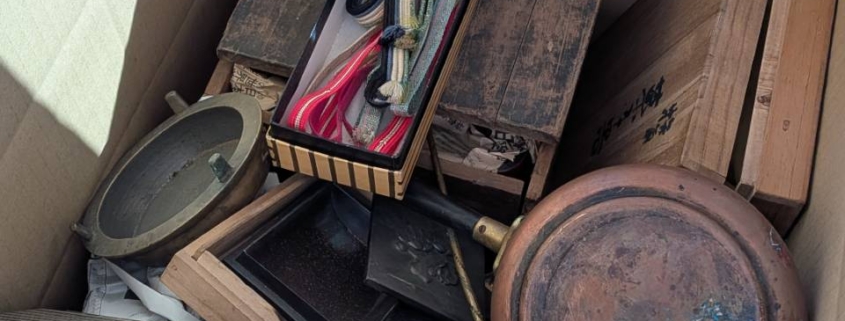 大型段ボールにまとめて保管された茶道具・銅器・木箱入り古道具の一式