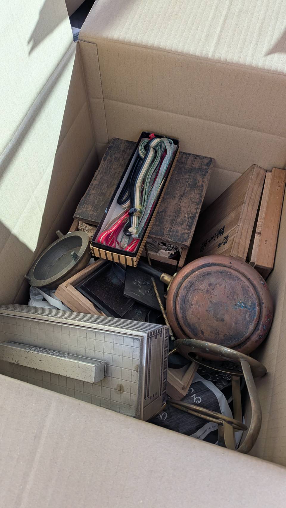 段ボール内に混在して保管された茶道具・銅器・木箱入り古道具