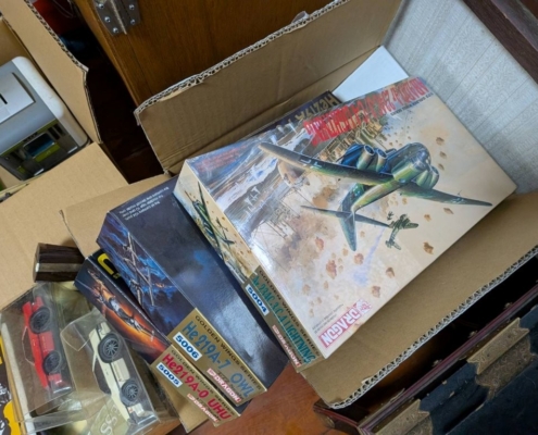 実家整理の片付け中に見つかった古い時代のプラモデル一式