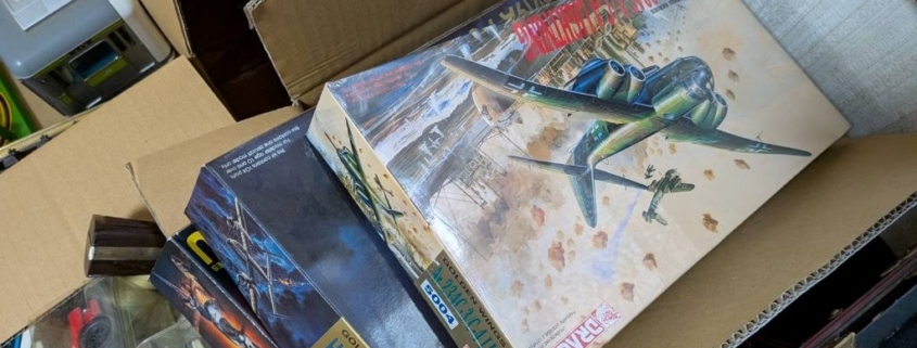 実家整理の片付け中に見つかった古い時代のプラモデル一式