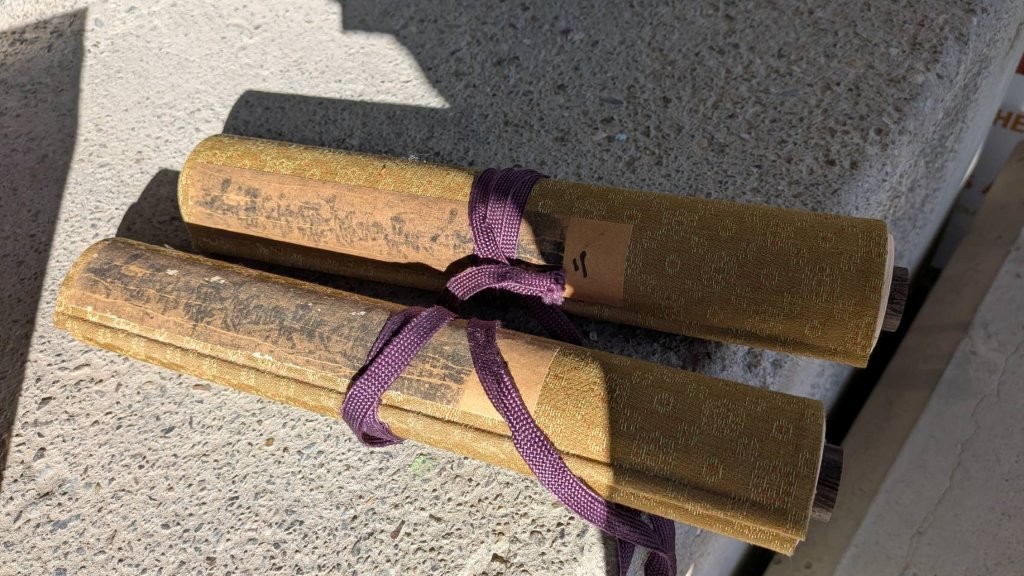 和紙製巻物が束ねられた状態