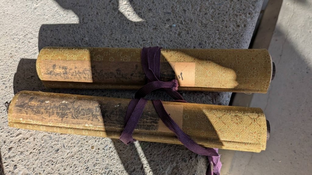 巻物の端部と木軸部分