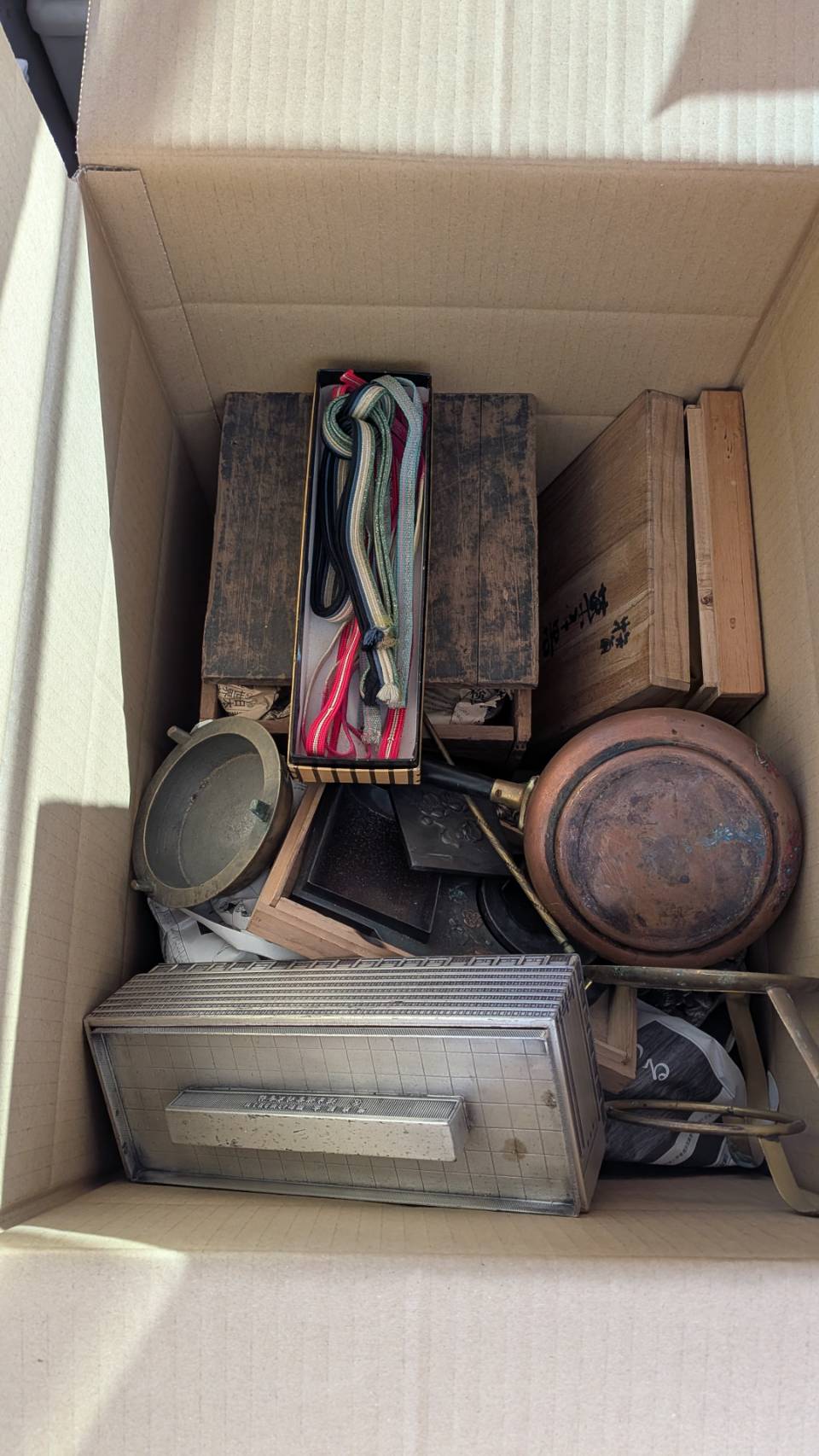 銅器や木箱入り茶道具が混在している保管状況