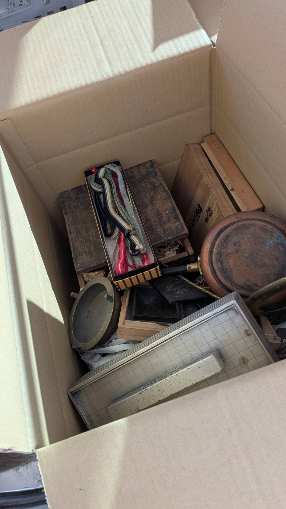 段ボールにまとめて保管された昭和レトロ雑貨と茶道具類