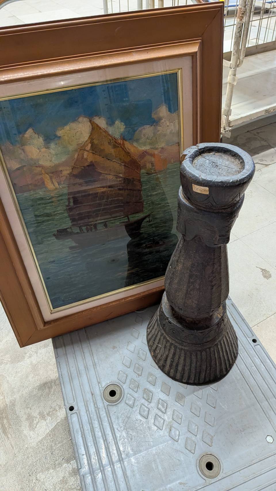 川崎市多摩区で確認した中国美術風置物と額装油絵の仮置き状態