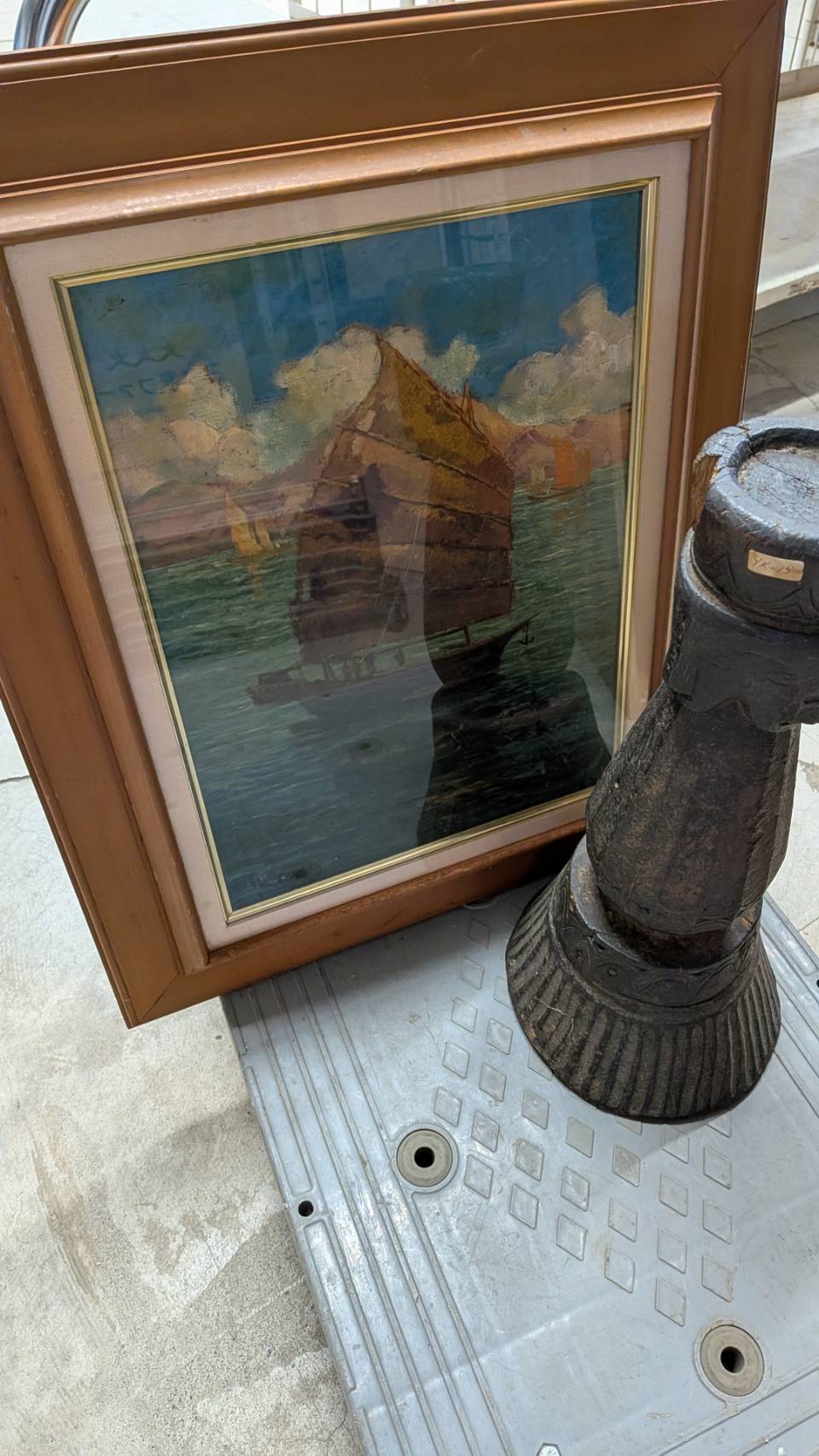 帆船モチーフの額装油絵の状態確認とガラス反射の様子