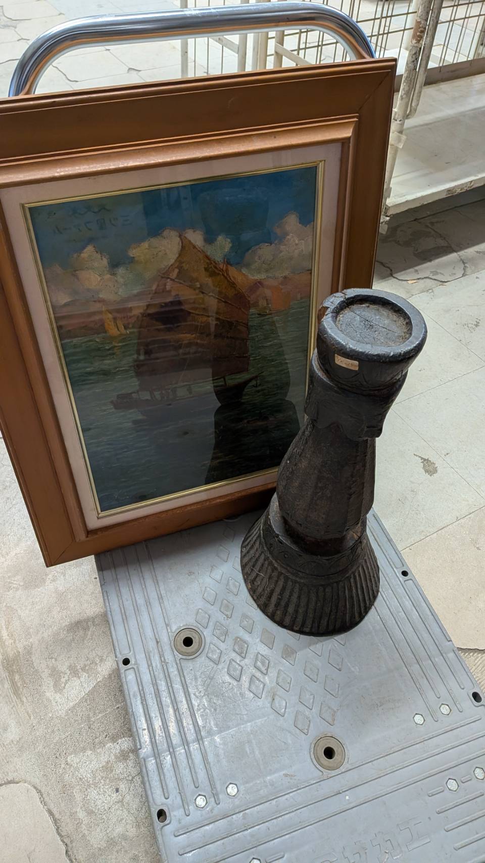 中国美術風の大型置物と油絵を並べた状態