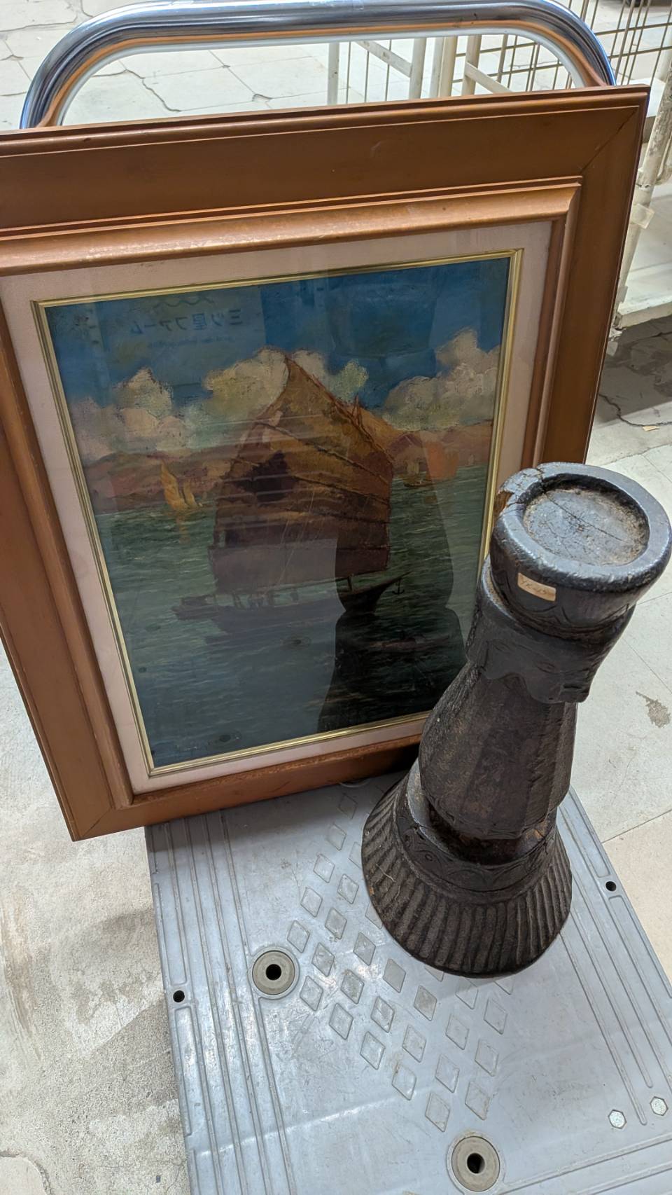 屋外に仮置きされた油絵と置物の状態