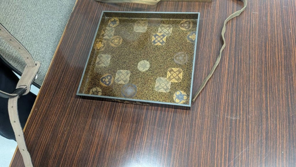 黒漆地に金蒔絵が施された蒔絵硯箱の蓋裏意匠と見込み部分