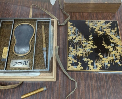 横浜市港北区で確認した蒔絵硯箱と硯・筆・水滴を含む書道具一式