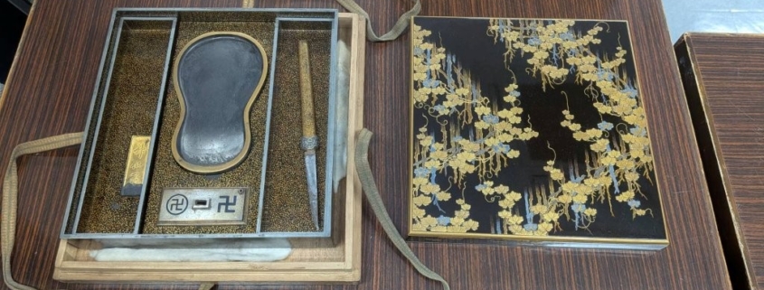 横浜市港北区で確認した蒔絵硯箱と硯・筆・水滴を含む書道具一式