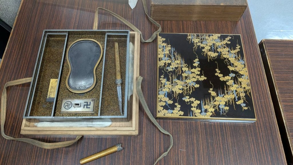 横浜市港北区で確認した蒔絵硯箱と硯・筆・水滴を含む書道具一式
